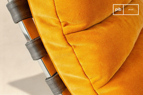 The frame is encircled by anthracite gray leather straps