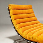 This upholstery work allows for even distribution of the padding across the entire curve