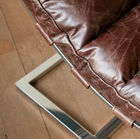 Le piètement en acier chromé offre une parfaite stabilité tout en gardant une certaine souplesse.