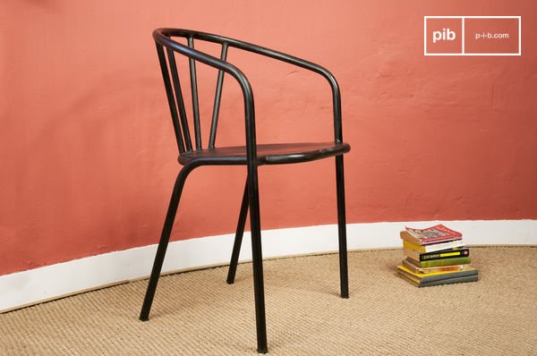 Le cadre en tube d'acier noir mat confère à cette chaise un style utilitaire inspiré des établissements d'atelier.