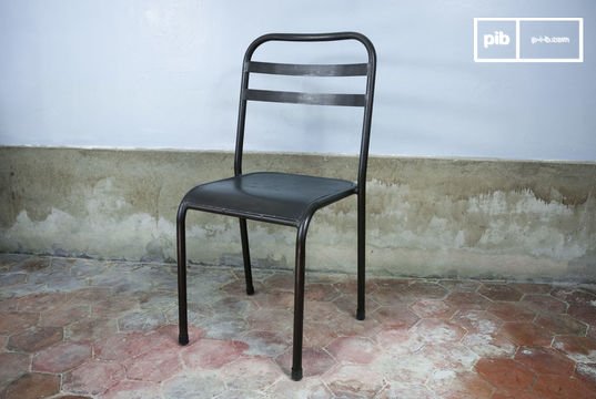 Chaise métallique empilable brune