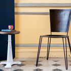 Grâce à l'assise arrondie, la chaise en métal est très confortable.