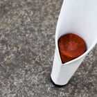 Les pieds creux abritent des bouchons en bois, astuce pratique qui stabilise et simplifie l'empilement au quotidien.