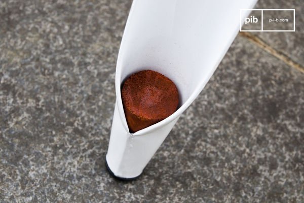 Les pieds creux abritent des bouchons en bois, astuce pratique qui stabilise et simplifie l'empilement au quotidien.