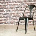 Chaise en métal robuste et légere.