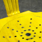 Une superbe finition jaune vernie patinée.