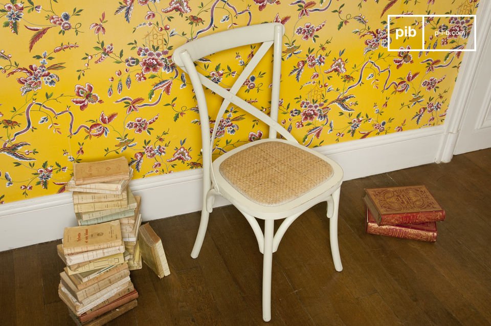 Jolie chaise crème à l?assise en cannage.