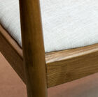 La courbure du bois donne un aspect particulier à la chaise.