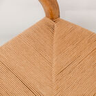 Avec sa structure en bois de frêne massif et son assise en rotin tissé