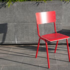 Jolie chaise style rétro rouge.