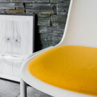 Une chaise design rétro pour une touche de couleur lumineuse