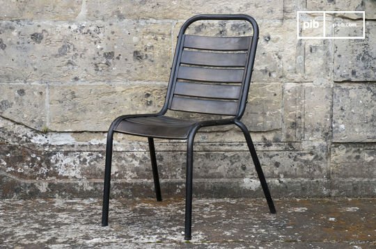 Chaise en métal noir