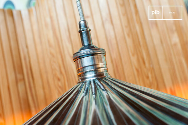 Finely chiselled part and cable surrounded by braided metal.