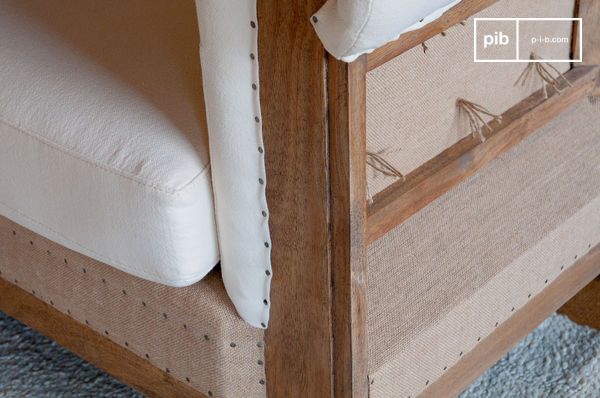 De vier poten zijn mooi gegroefd en hebben een nette afwerking
De zitting