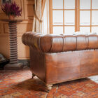 Der außerordentliche Komfort dieses Ledersessels wird durch die tiefe Rücken- und Armlehnen