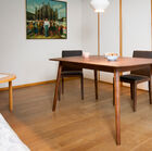 Prachtige donker houten eettafel met kompaspoten.