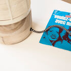 Leuke kabel omgeven door textiel met zwart-witte zigzaggen.