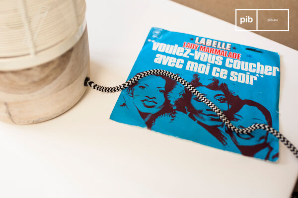 Leuke kabel omgeven door textiel met zwart-witte zigzaggen.