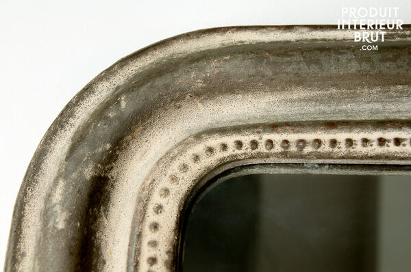 Cachet of distressed metal