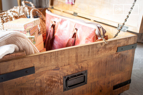 Suffisamment spacieuse avec des parties noir métalliques.