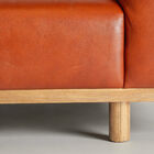 De zitting is bekleed met volnerf anilineleer dat het leven van het materiaal laat zien