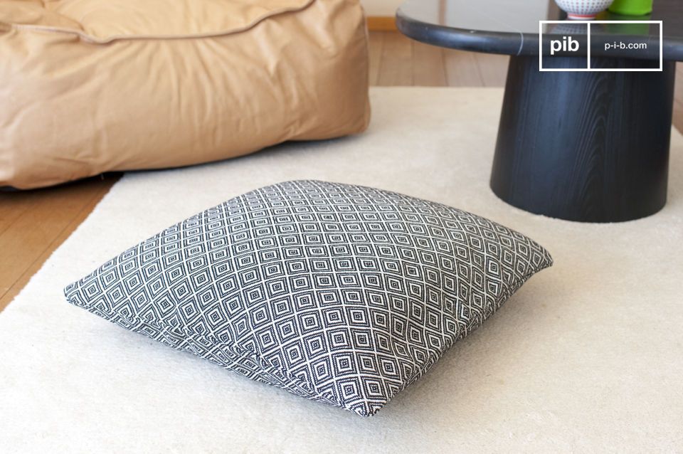 Amplio cojín decorativo blanco y negro con hermosos motivos étnicos.