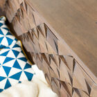 La commode est entièrement réalisée en bois de rose sombre.