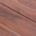 Les bois de noyer présente un fin travail d'ébénisterie.