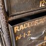 Les tiroirs ont des jolies inscriptions doré pour un style vintage.