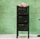 Belle commode d'atelier à triple tiroirs.