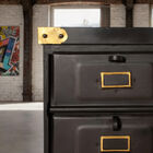 Ce cabinet en fer de finition anthracite mate offre une texture visuelle presque soyeuse