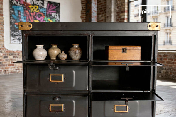 L\'assemblage par rivets apparents souligne une fabrication artisanale héritée du mobilier