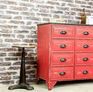 Commode style atelier dans un intérieur industriel.