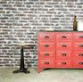En métal, haute et pratique, commode idéale dans intérieur indus.