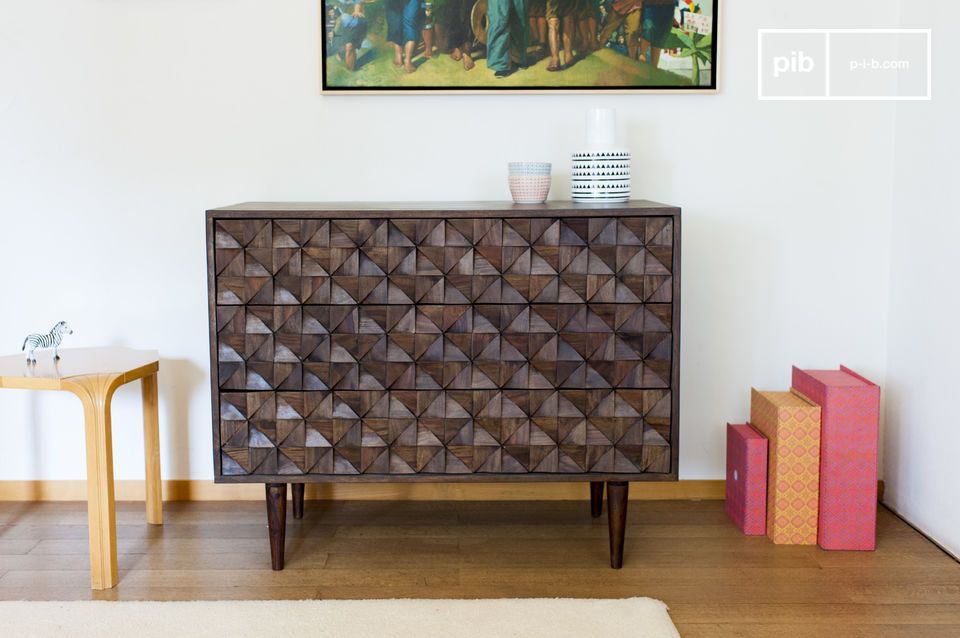 Een prachtige donker houten ladenkast met reliëf.