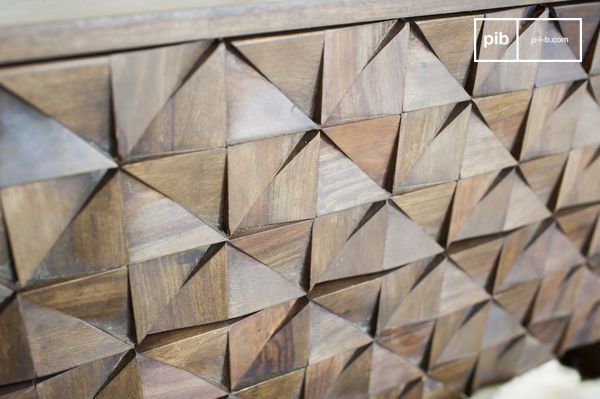 Houten driehoeken worden zorgvuldig met de hand gemonteerd.