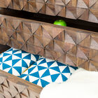 Drie grote laden maken deel uit van de ladekast.