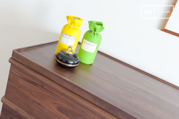 Las esquinas son redondeadas, lo que da más suavidad a la cajonera.