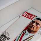 Un cajón para guardar sus revistas y otros objetos.