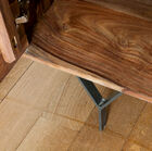 Los pies tienen una bonita forma aérea en forma de Y.