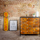 Bonita cómoda de madera y metal con espíritu industrial.