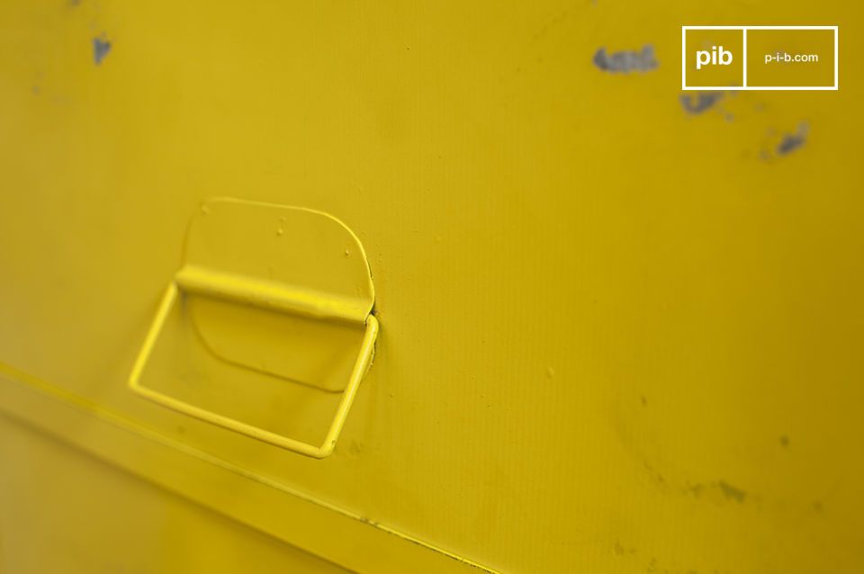 La pintura amarilla está ligeramente envejecida para darle carácter a su interior.
