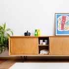 Equipado con tres puertas corredizas, este mueble es robusto.