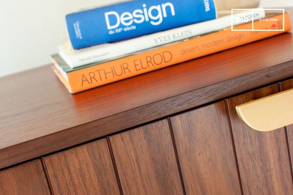 La elegancia atemporal de esta cómoda encajará a la perfección en cualquier habitación de tu