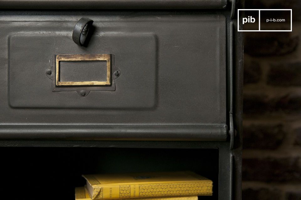 Los muebles son de un bonito color gris antracita oscuro.