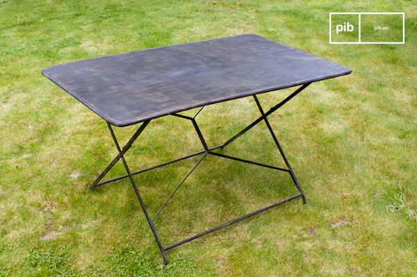 Kies voor deze industriele eettafel die absoluut een retro karakter heeft dankzij zijn gelaagde