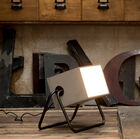 Projectorlamp met kubieke vorm.