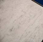 Cette console associe des lignes géométriques minimalistes et le raffinement d'un plateau en marbre blanc.