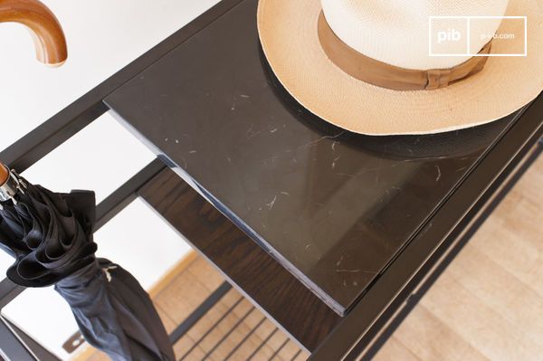 Le design radical en simple métal laqué noir est anobli par une tablette en marbre et réchauffé par une étagère en chêne fumé.