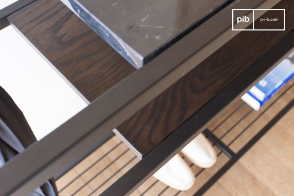 La console propose trois niveaux de rangement, chacun dans un matériau différent : Marbre, chêne foncé et métal ajouré.